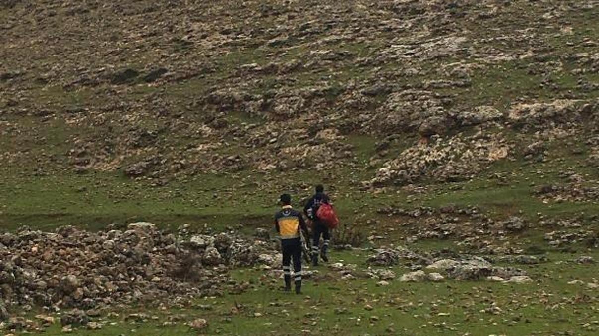 Yaralı çobanı 6 kilometre sedye ile taşıdılar Yaralı çobanı 6 kilometre sedye ile taşıdılar