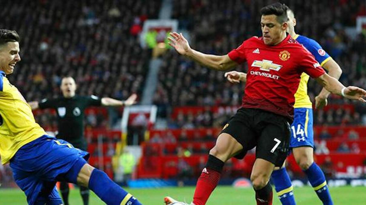 Alexis Sanchez en az bir ay oynayamayacak