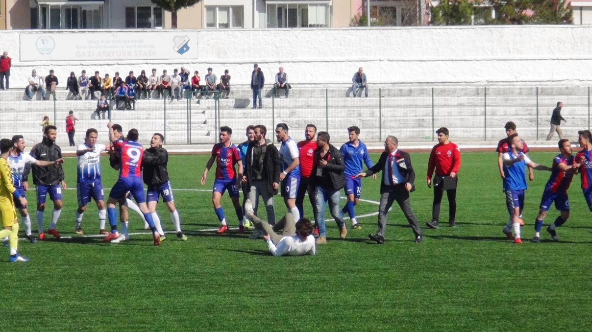 Bir oyuncuya 12, 8 oyuncuya 5er maç men cezası