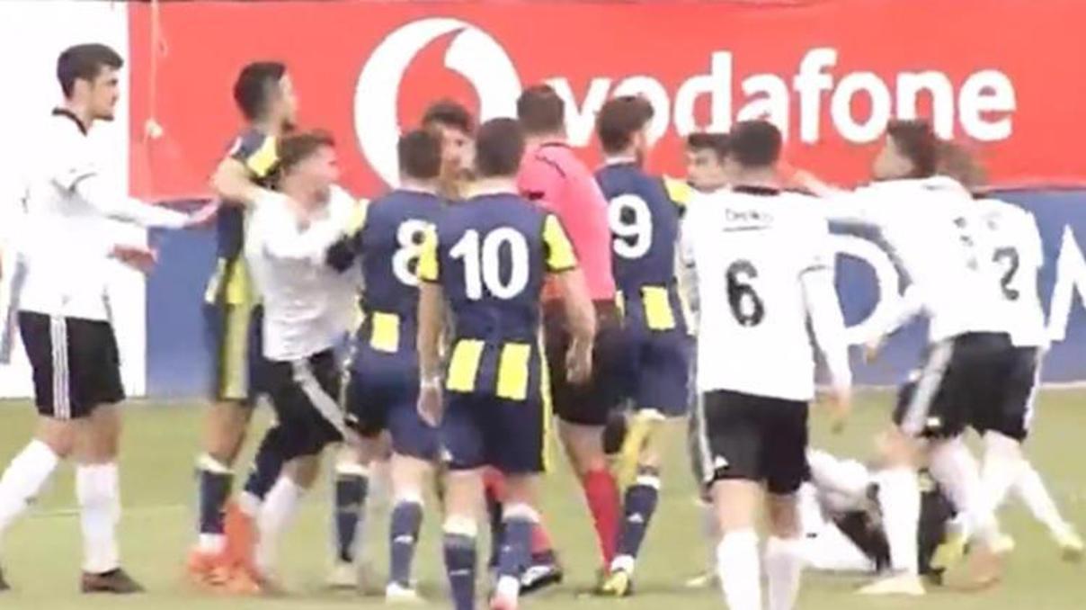 Beşiktaş - Fenerbahçe maçında gerginlik Beşiktaş - Fenerbahçe maçında gerginlik