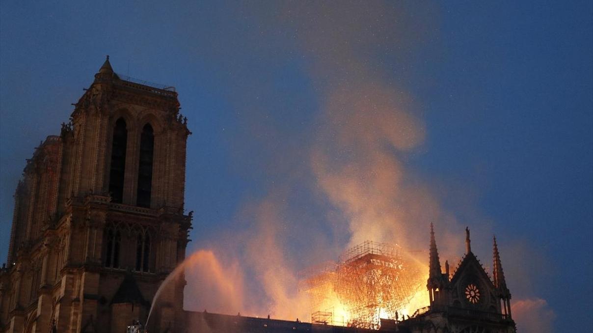 Notre Dame Katedralinin yeniden inşası için yasa tasarısı