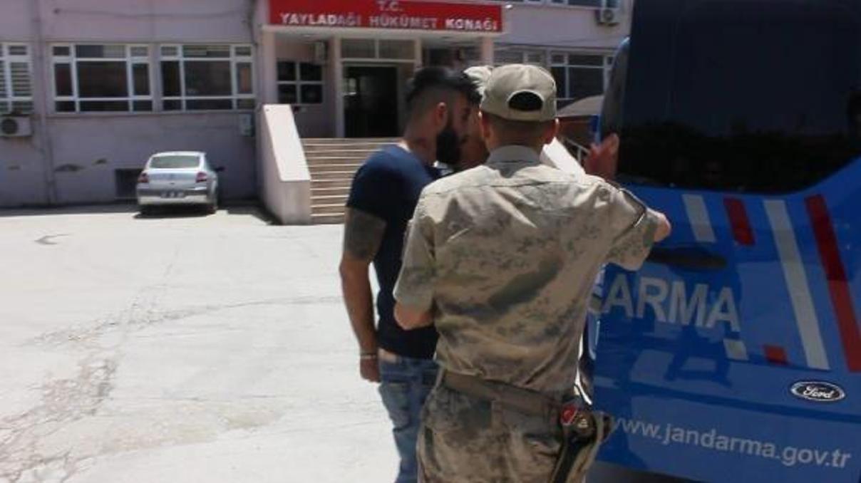 Dur ihtarına uymayan kaçakları taşıyan minibüs sürücüsü, jandarmaya çarptı
