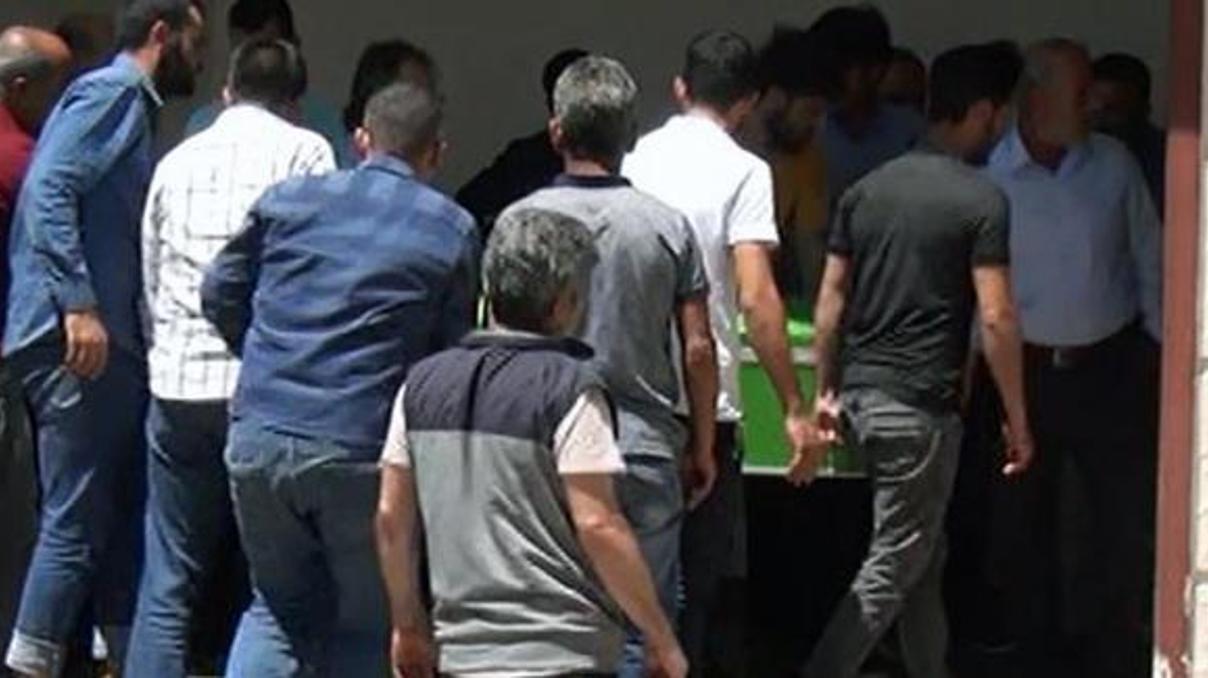 Üzerine istinat duvarı devrilen çocuk hayatını kaybetti Üzerine istinat duvarı devrilen çocuk hayatını kaybetti