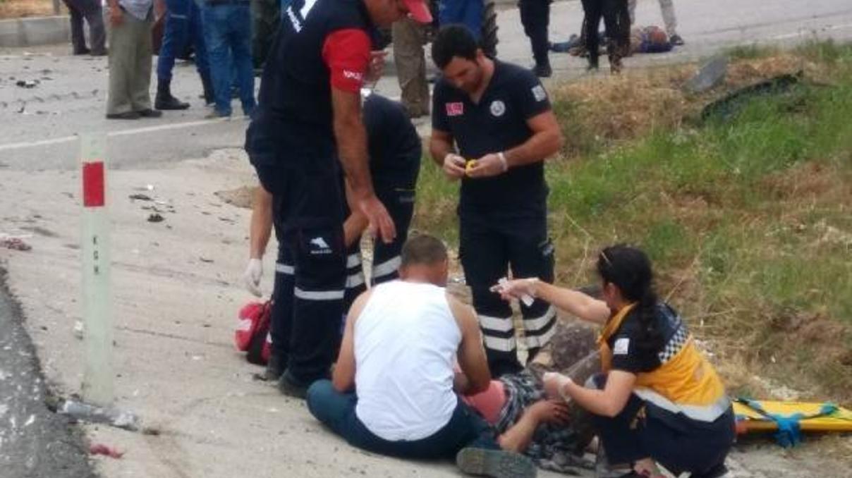 Havranda otomobil traktöre çarptı: 2si ağır 4 yaralı Havranda otomobil traktöre çarptı: 2si ağır 4 yaralı