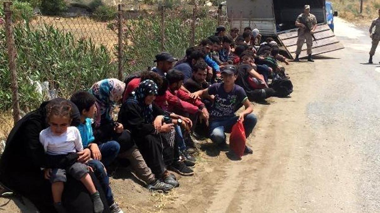 Yayladağında 40 kaçak göçmen yakalandı Yayladağında 40 kaçak göçmen yakalandı