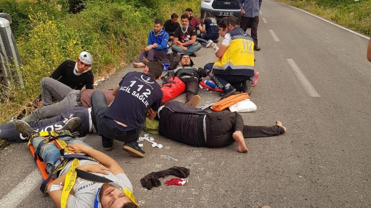 Kaçak göçmenleri taşıyan araç takla attı: 11 yaralı Kaçak göçmenleri taşıyan araç takla attı: 11 yaralı