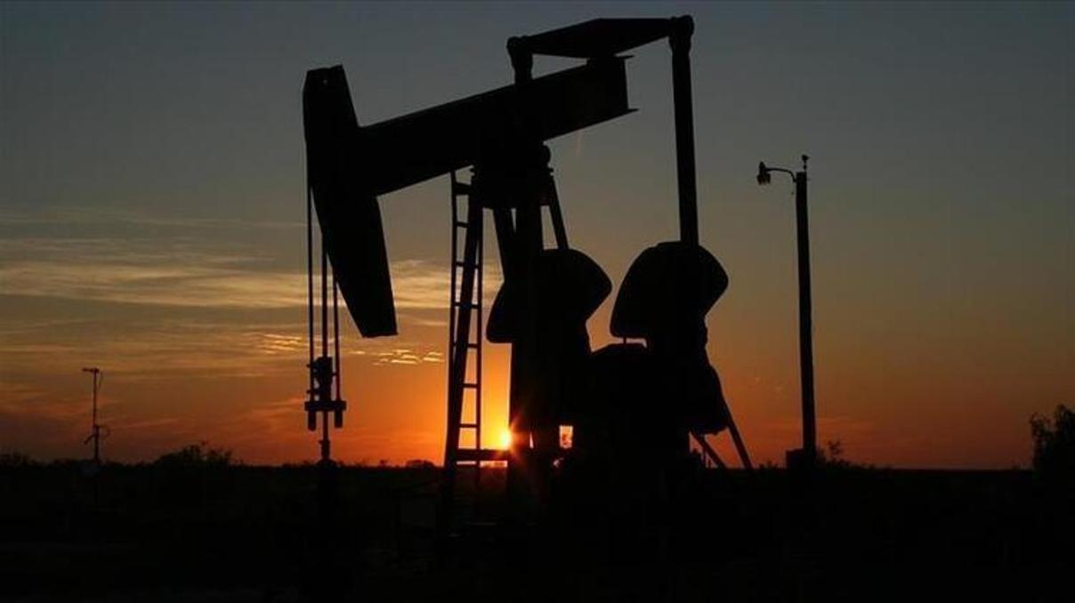 Brent petrolün varil fiyatı uluslararası piyasalarda 62,98 dolardan işlem görüyor.