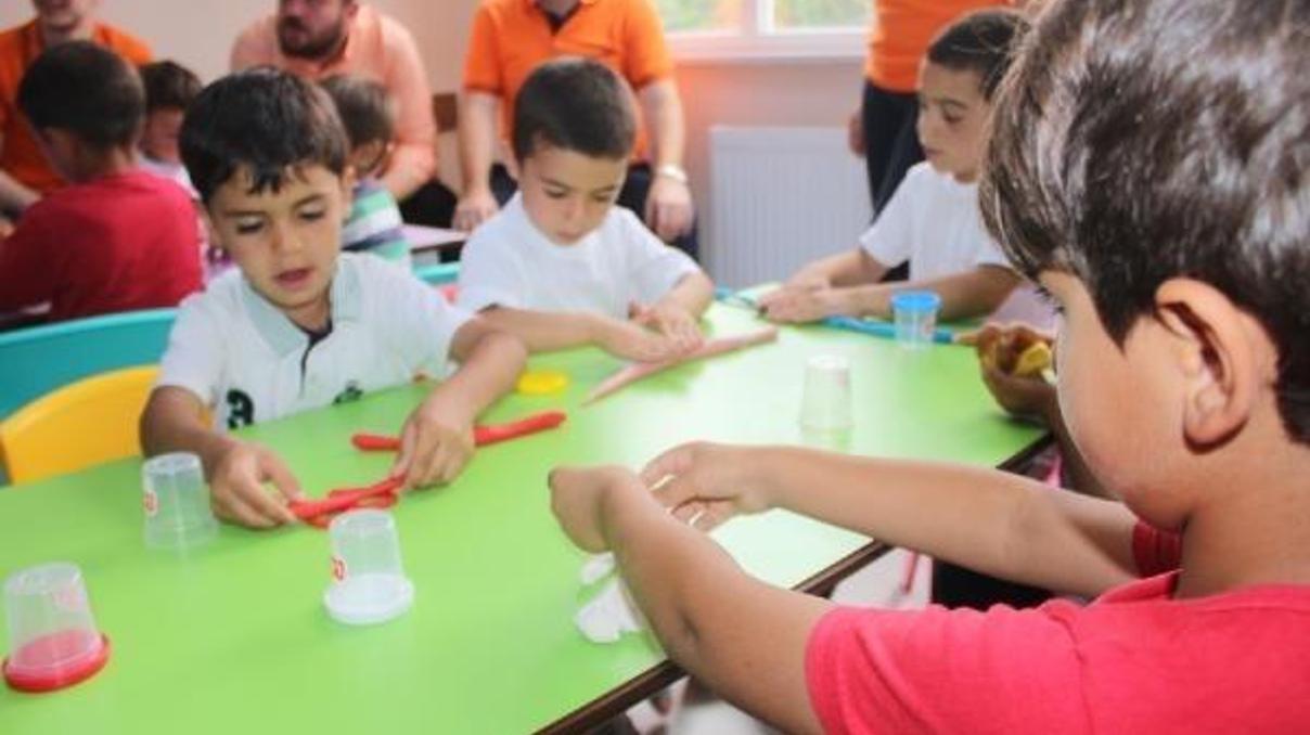 Anne babalar bahçede çocuklar okulda Anne babalar bahçede çocuklar okulda