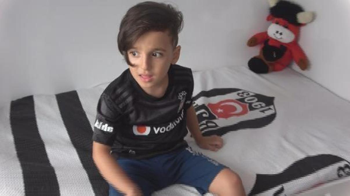 Beşiktaş taraftarı Taylan, umut arıyor Beşiktaş taraftarı Taylan, umut arıyor