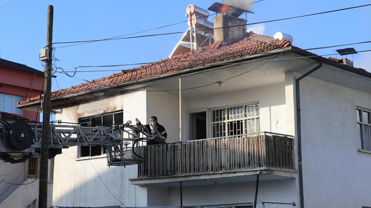 Yaşlı kadın alevlerin arasında kaldı