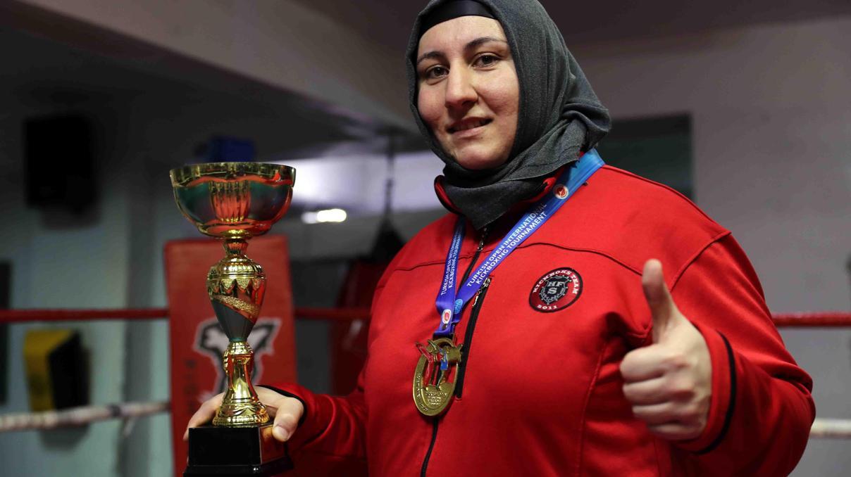 Boks eldivenleriyle kadınlara örnek oldu Boks eldivenleriyle kadınlara örnek oldu