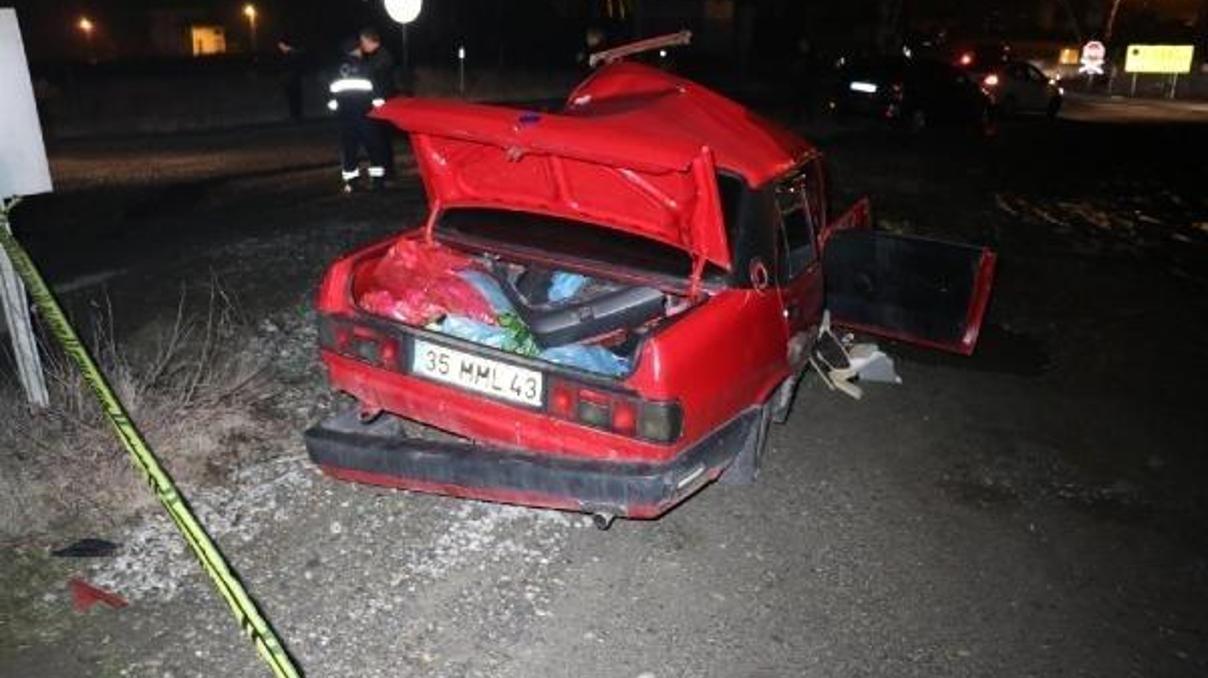Kavşakta iki otomobil çarpıştı: 2 ölü, 1 yaralı Kavşakta iki otomobil çarpıştı: 2 ölü, 1 yaralı
