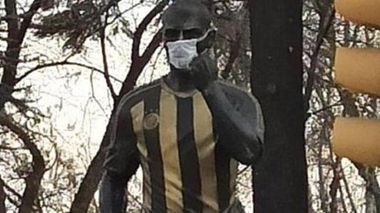 Heykeline maske takılan Alex teşekkür etti