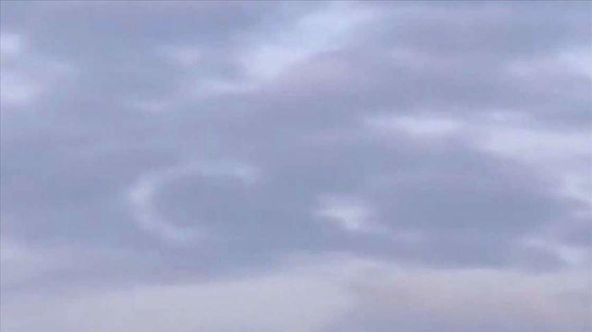 Bulutlarda oluşan ay yıldız silueti görenlerin ilgisini çekti