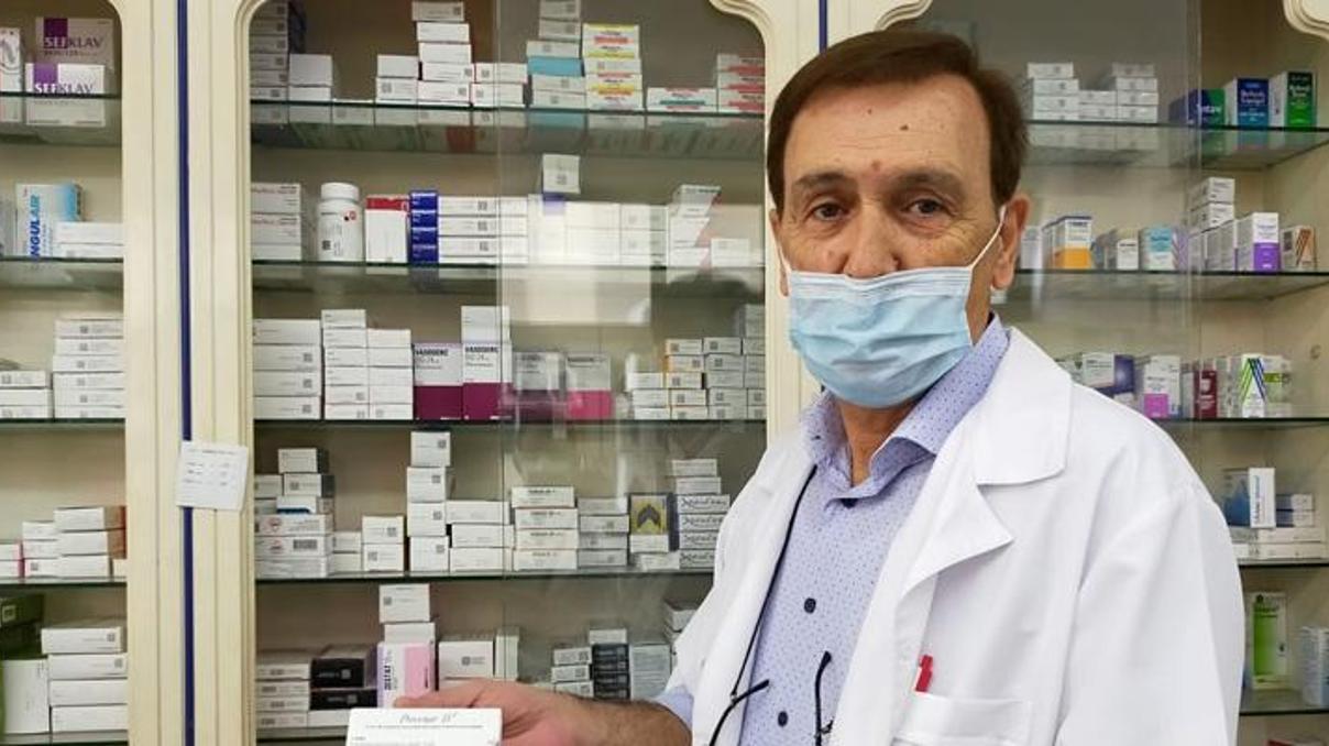 Eczacılar talebe yetişemiyor Vatandaşlar sıraya girdi Eczacılar talebe yetişemiyor Vatandaşlar sıraya girdi