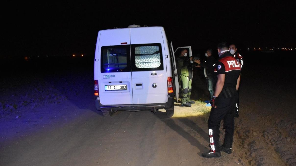 Tarlasını sürüyordu Patlamamış 3 tank mermisi buldu
