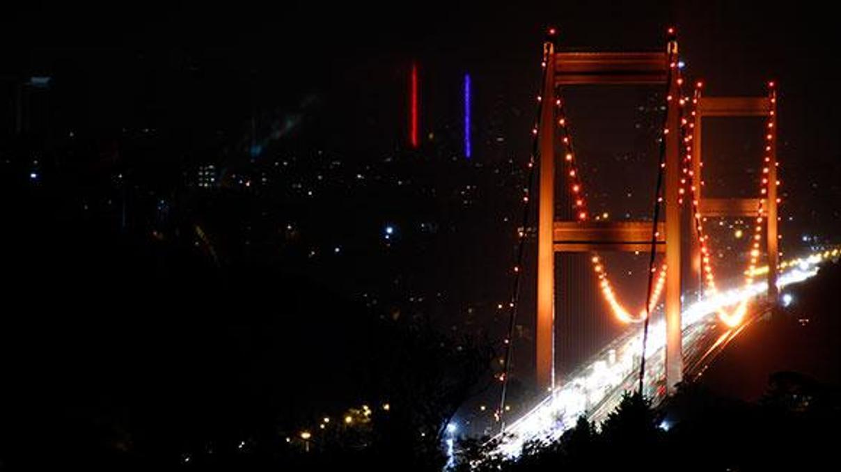 Fatih Sultan Mehmet Köprüsü turuncu renge büründü Fatih Sultan Mehmet Köprüsü turuncu renge büründü