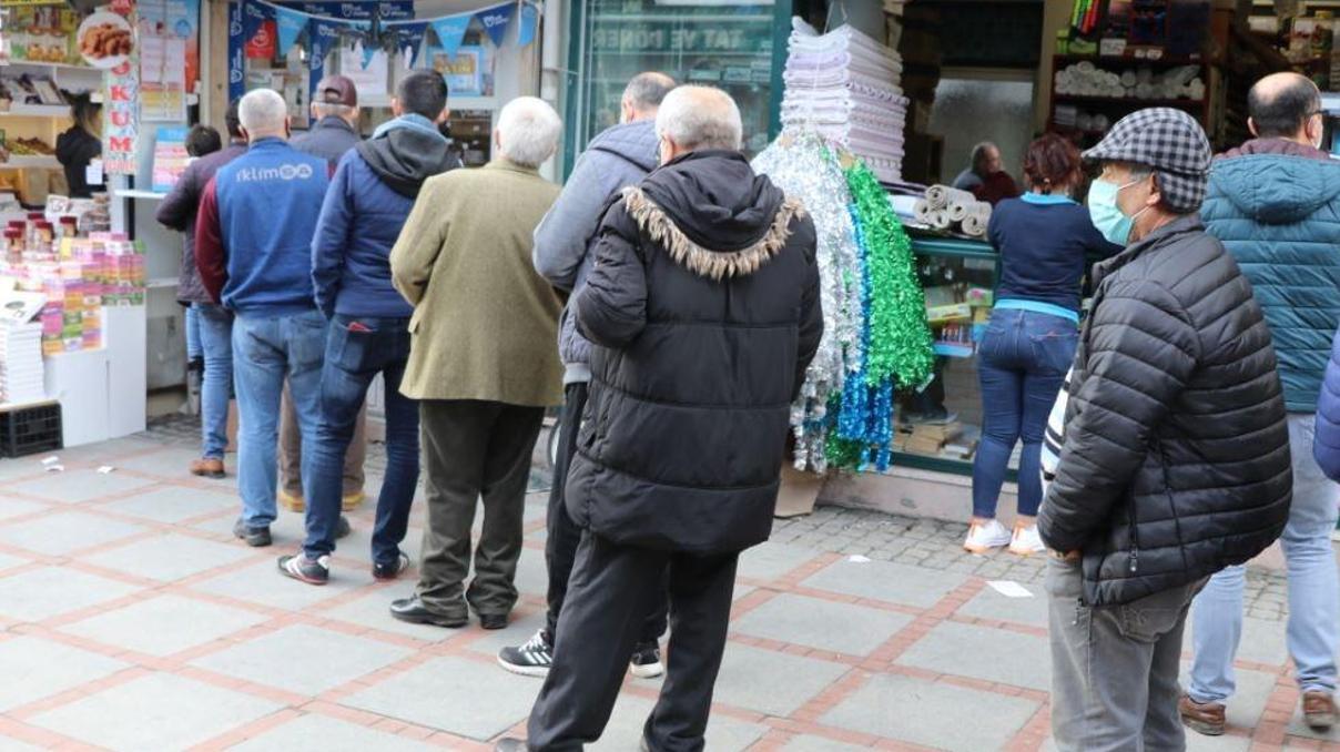 Kuru yemişçilerin önünde kuyruk oluştu