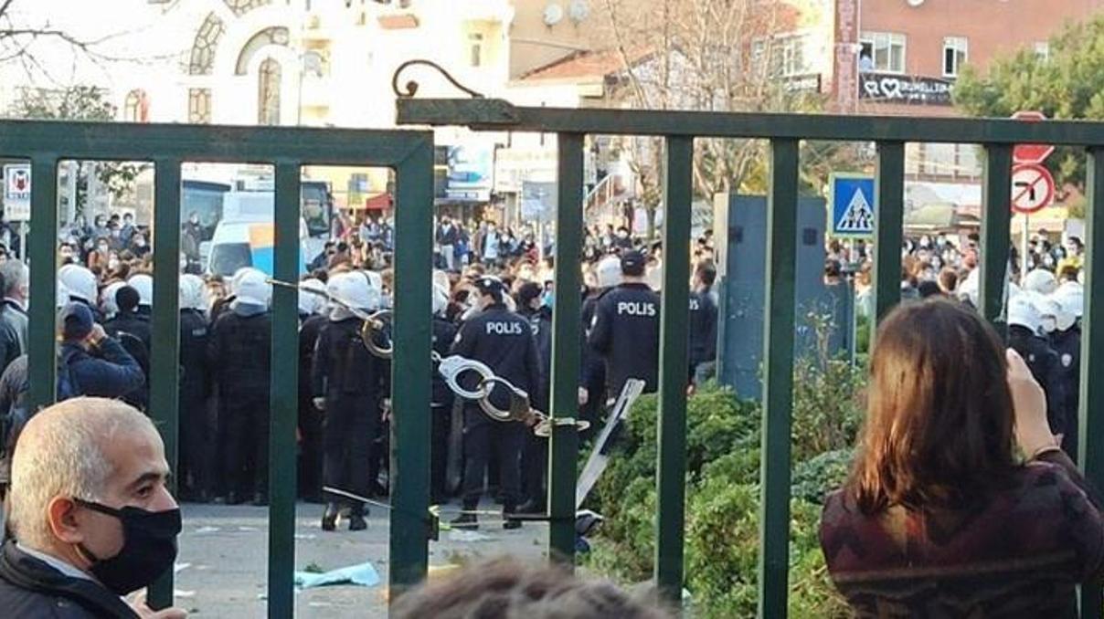 Boğaziçi Üniversitesinin kapısına takılan kelepçeyle ilgili inceleme başlatıldı