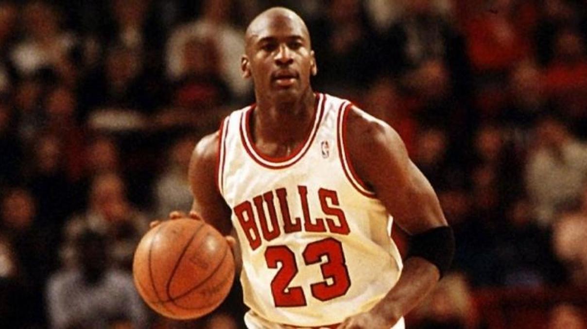 Michael Jordanın forması 1,38 milyon dolara satıldı Michael Jordanın forması 1,38 milyon dolara satıldı