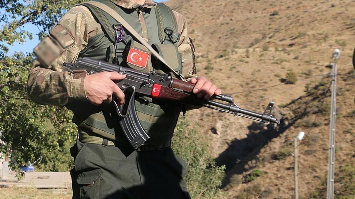 Siirtte PKKlı teröristlerden üs bölgesine uzun namlulu silahlarla saldırı: 1 şehit, 1 yaralı Siirtte PKKlı teröristlerden üs bölgesine uzun namlulu silahlarla saldırı: 1 şehit, 1 yaralı