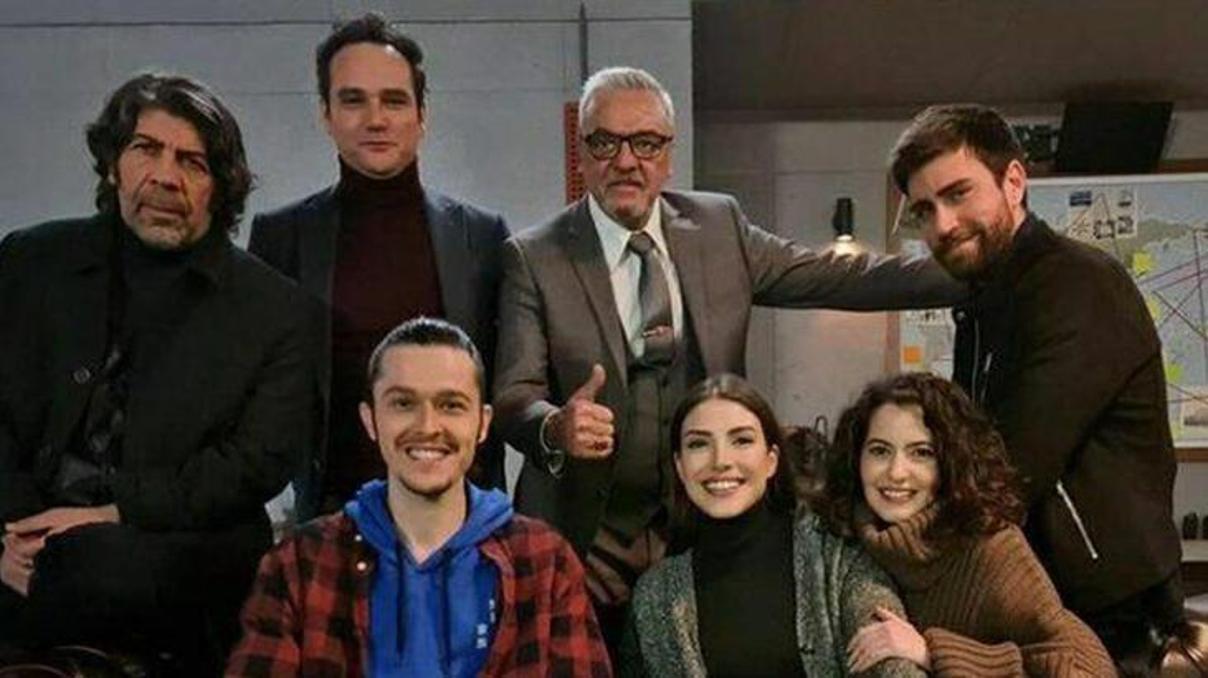 Çağlar Ertuğrul ve Deniz Baysal Yurtçudan set pozu Çağlar Ertuğrul ve Deniz Baysal Yurtçudan set pozu