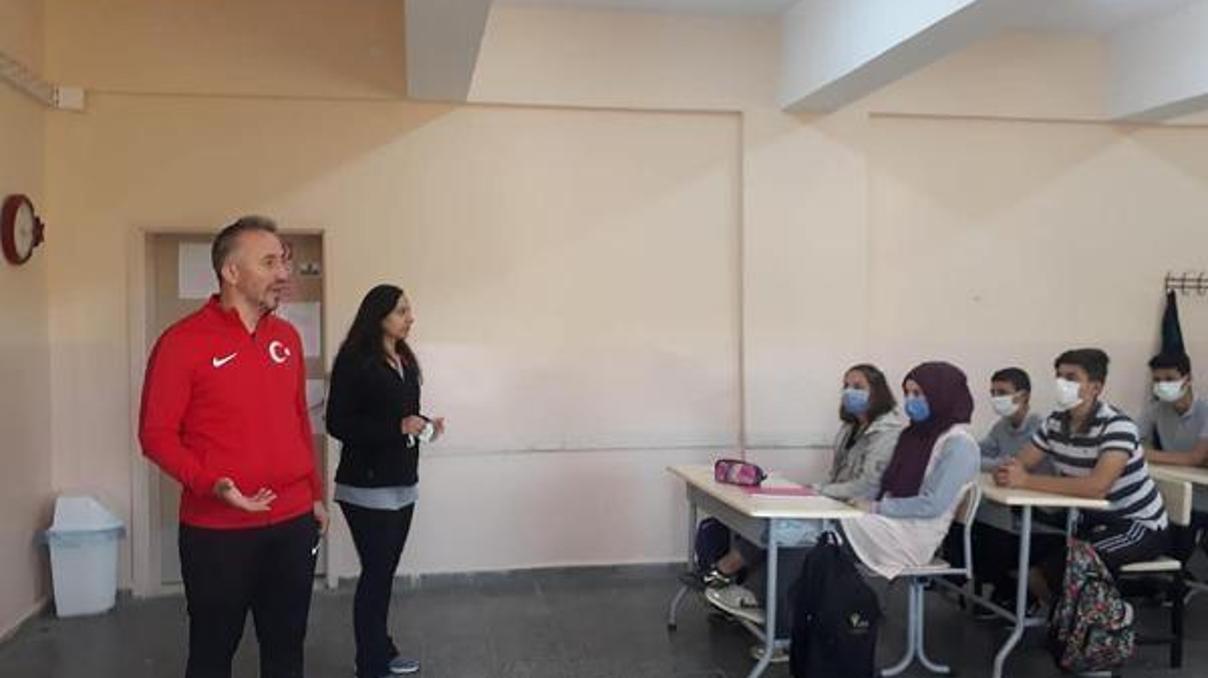 Yıldız Kadınlar Boks Milli Takım Antrenörü Çınar, öğrencilere boksu anlattı Yıldız Kadınlar Boks Milli Takım Antrenörü Çınar, öğrencilere boksu anlattı