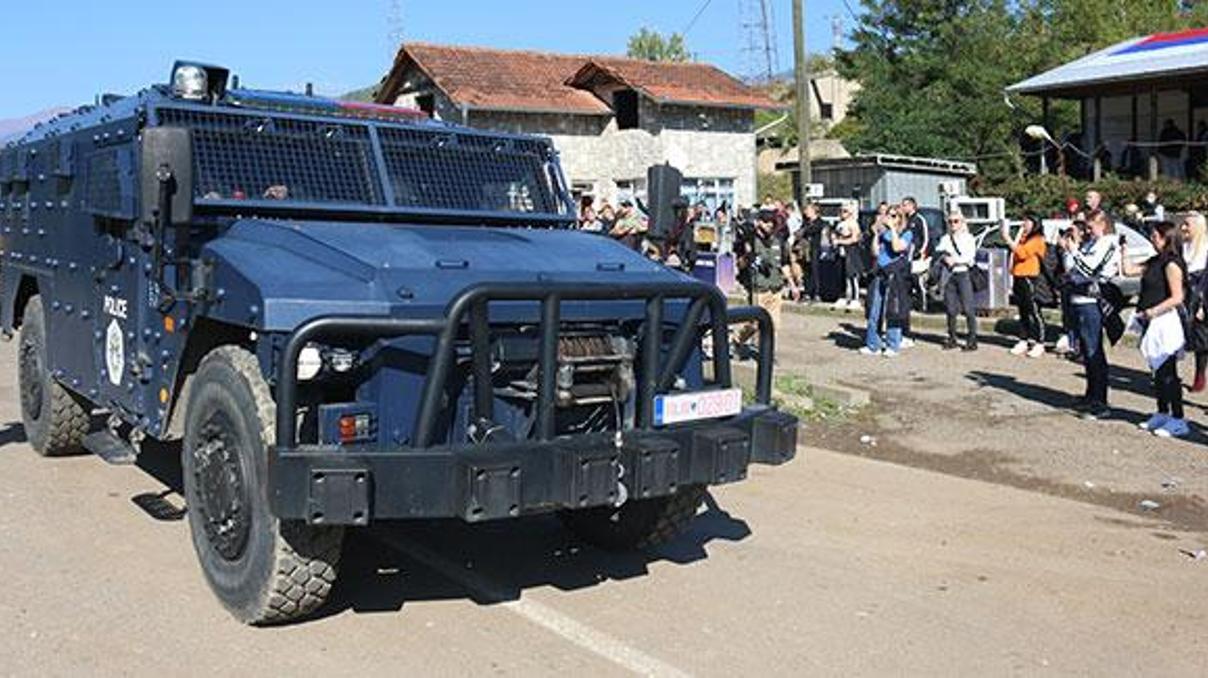 İki ülke arasında plaka krizi Birlikler geri çekildi İki ülke arasında plaka krizi Birlikler geri çekildi