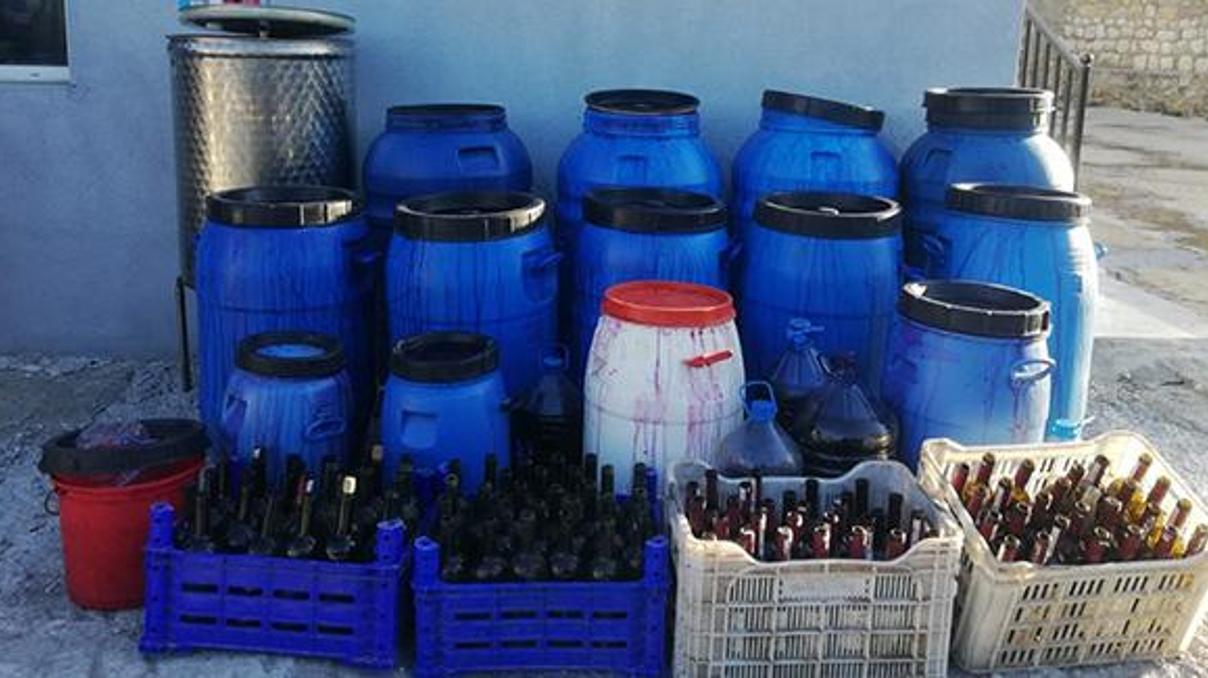 Bağ evinde bin 300 litre sahte şarap ele geçirildi Bağ evinde bin 300 litre sahte şarap ele geçirildi