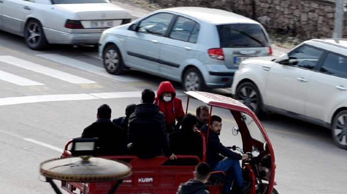 3 tekerlekli motosikletle 7 kişinin tehlikeli yolculuğu 3 tekerlekli motosikletle 7 kişinin tehlikeli yolculuğu