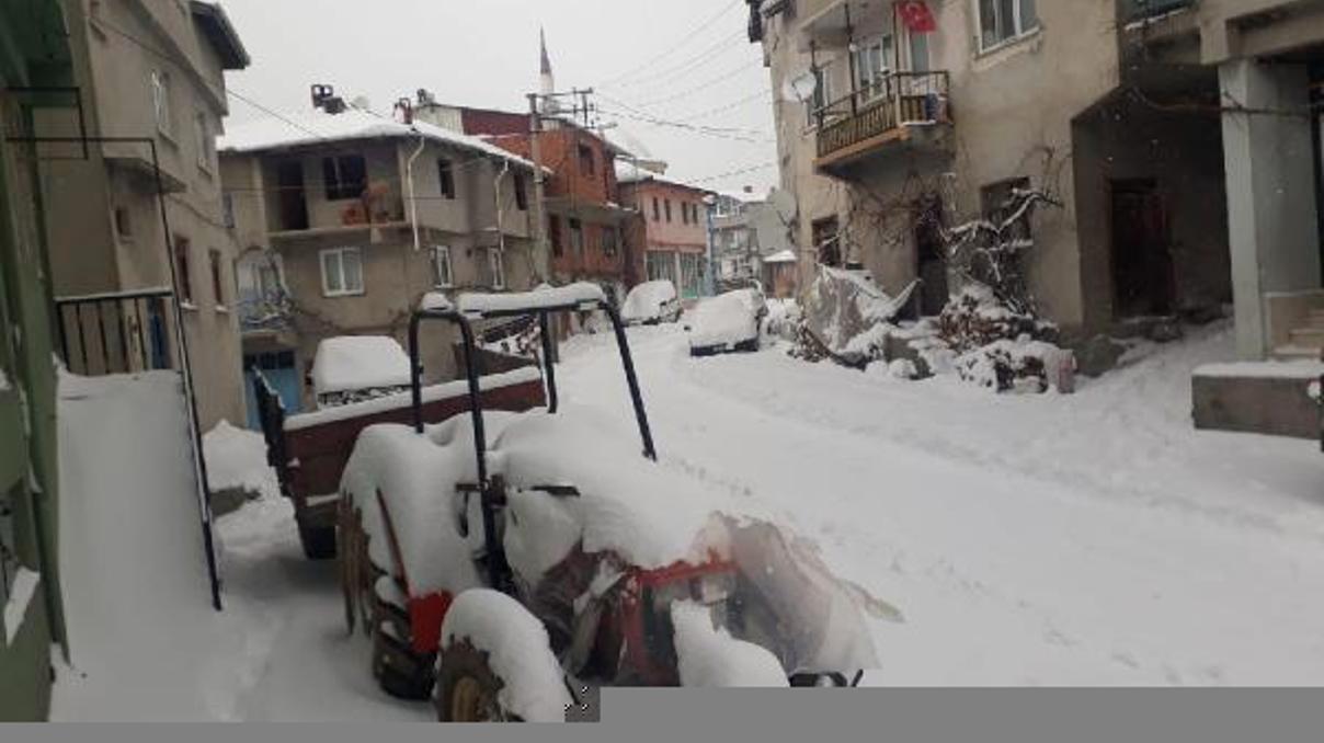 Orhaneli’de kar yağışı hayatı olumsuz etkiliyor