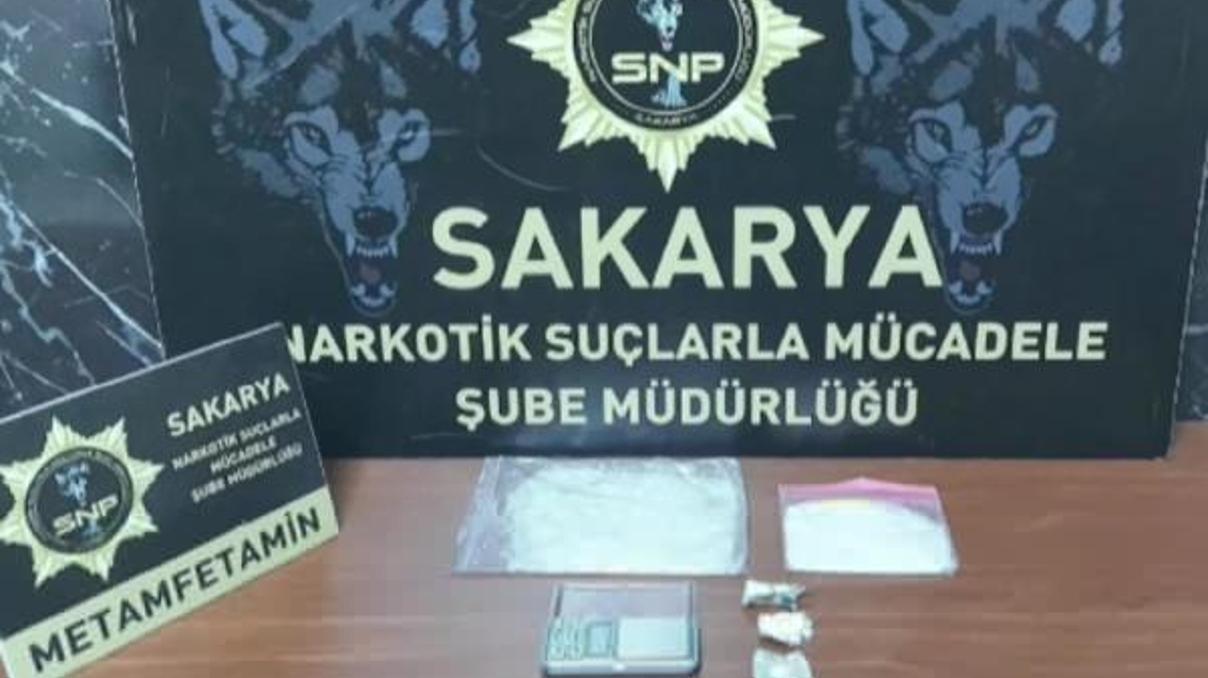 İstanbul’dan Sakarya’ya satmak için getirdikleri uyuşturucuyla yakalandılar