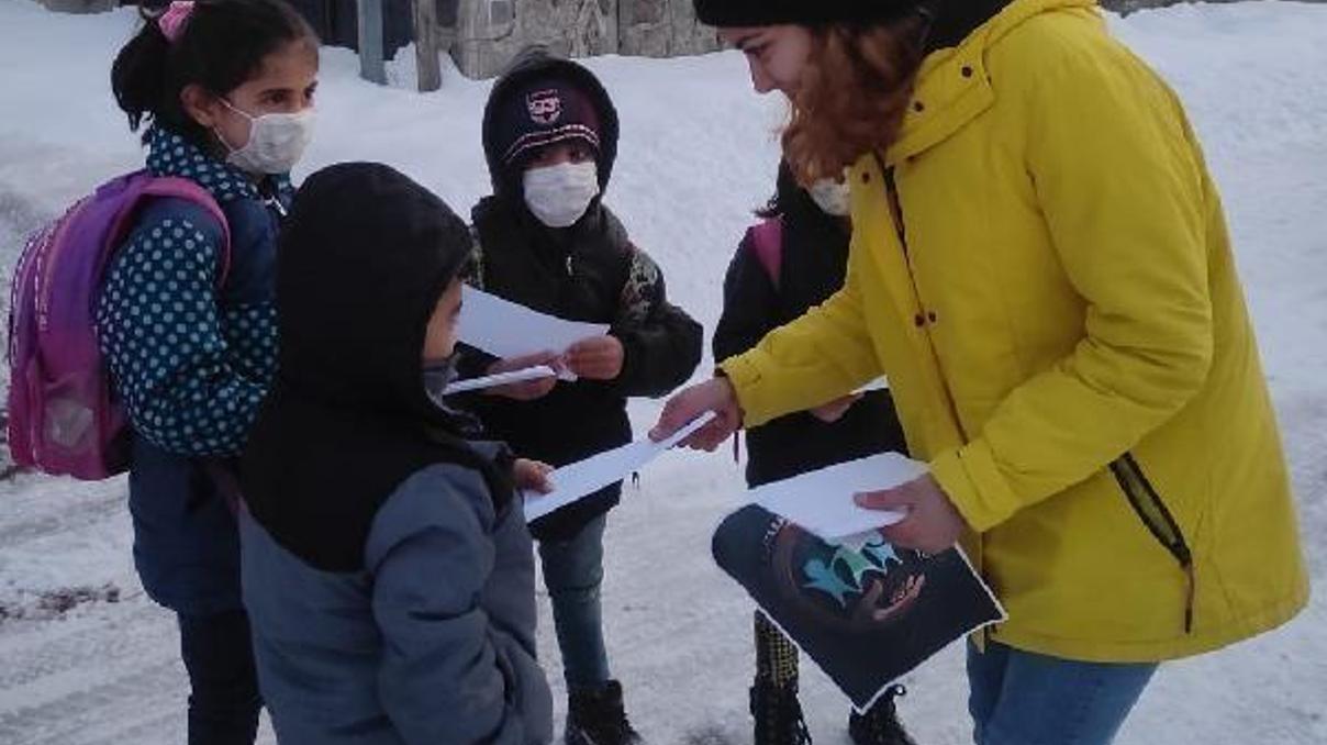 Öğrencilere zarfın içerisinde okul harçlığı dağıttılar Öğrencilere zarfın içerisinde okul harçlığı dağıttılar