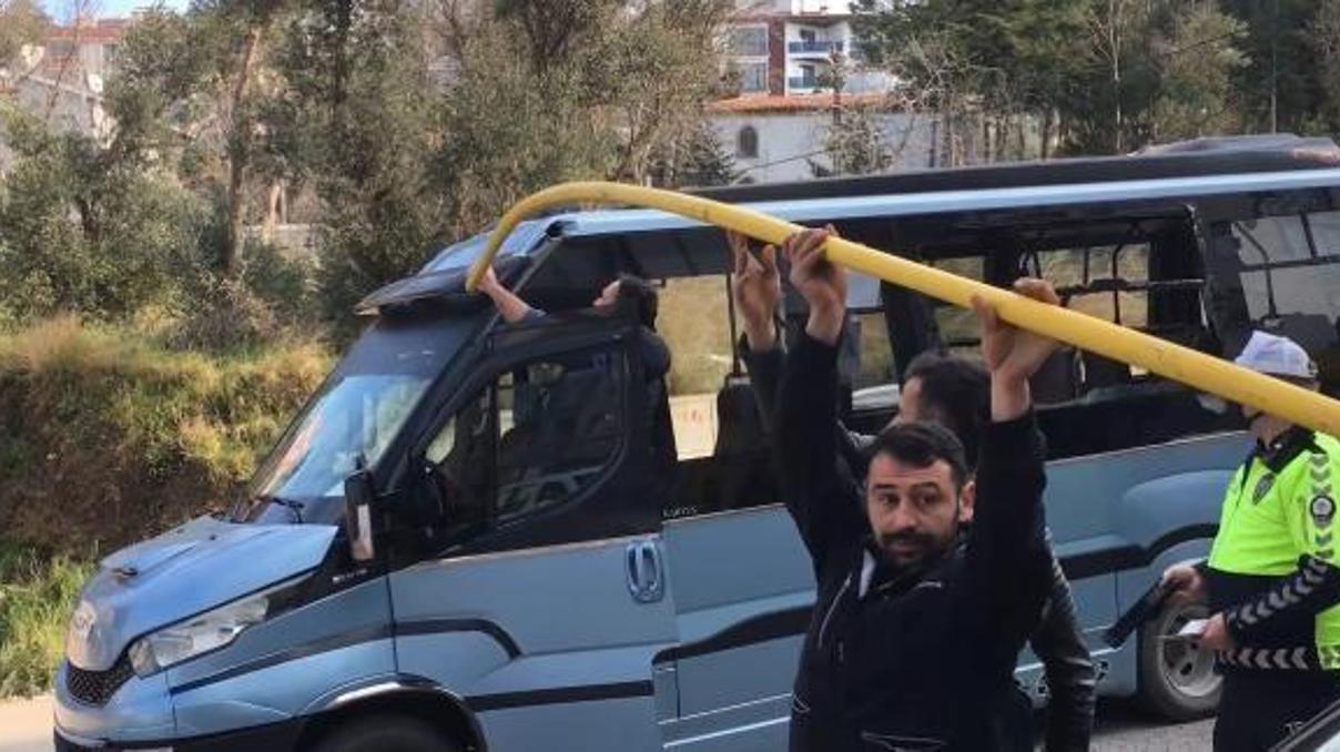Metal boru yolcu minibüsüne ok gibi saplandı