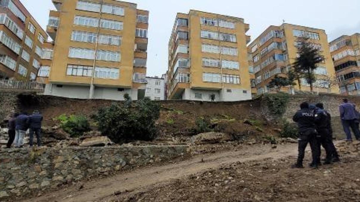 Trabzon’da heyelan: Sitenin istinat duvarı çöktü