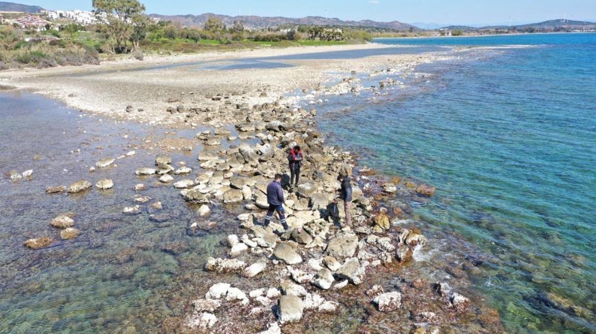 Datçada deniz çekilince liman kalıntıları ortaya çıktı Datçada deniz çekilince liman kalıntıları ortaya çıktı