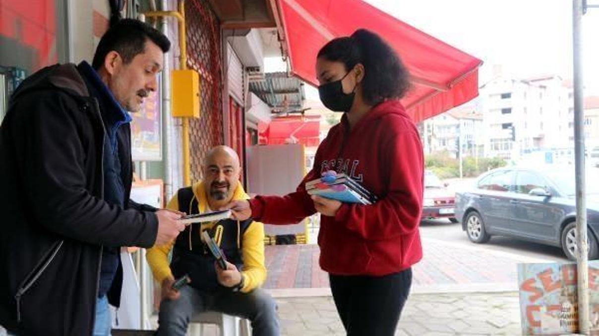 Öğrenciler, okuyup biriktirdikleri kitapları hediye etti Öğrenciler, okuyup biriktirdikleri kitapları hediye etti
