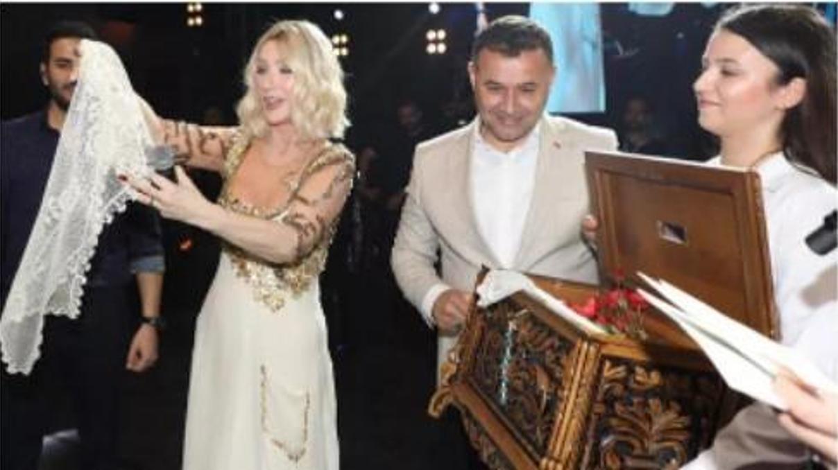 Seda Sayan’a sahnede çeyiz sandığı hediye edildi Seda Sayan’a sahnede çeyiz sandığı hediye edildi
