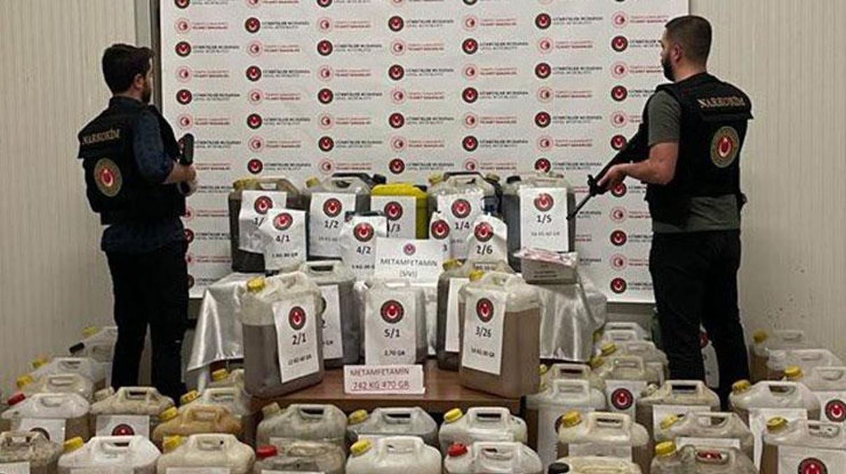 Bakan Muş: İstanbulda 2 milyon captagon, Hakkaride 742 kilo metamfetamin ele geçirildi Bakan Muş: İstanbulda 2 milyon captagon, Hakkaride 742 kilo metamfetamin ele geçirildi