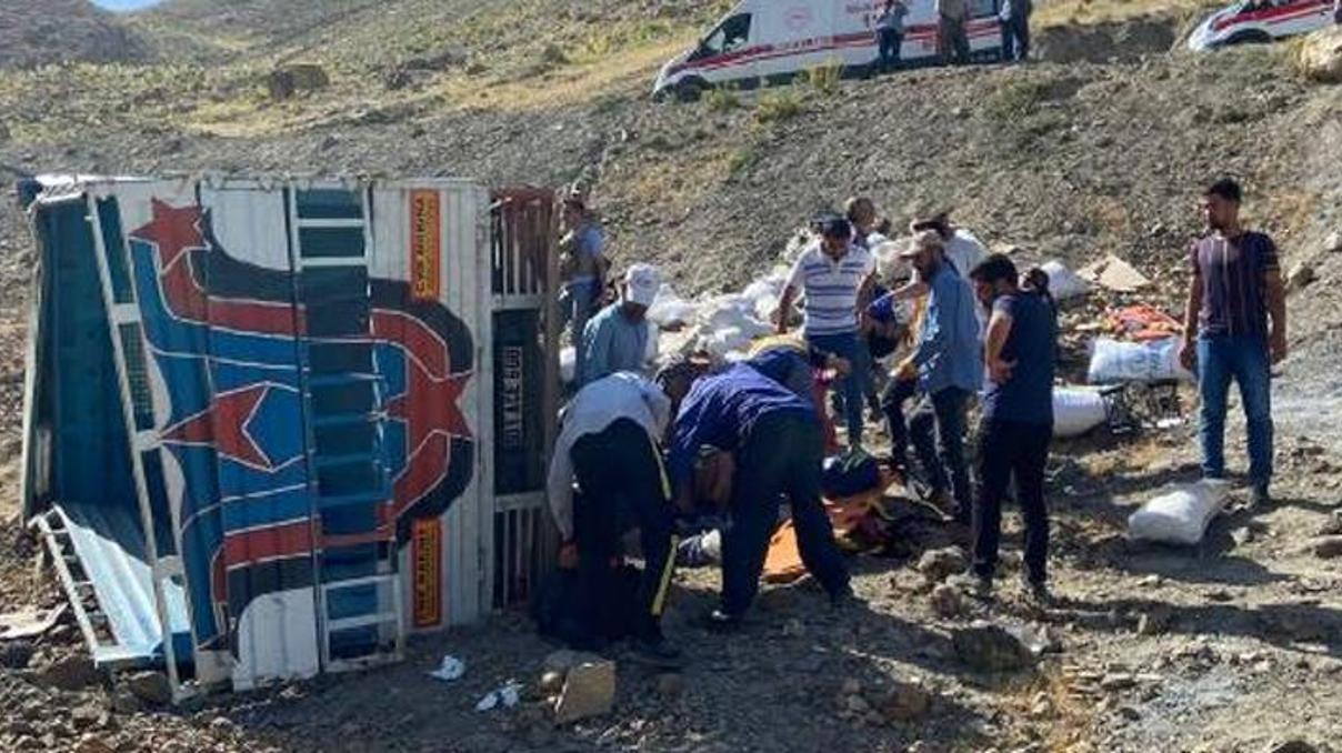 Yaylacıları taşıyan kamyonet şarampole devrildi 10 yaralı