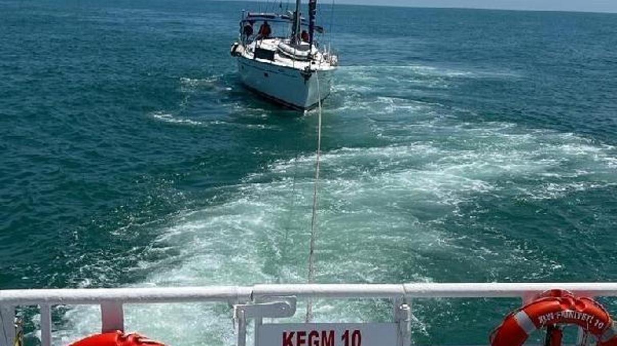 Makine arızası yaşayan tekne, tahlisiye botuyla limana çekildi Makine arızası yaşayan tekne, tahlisiye botuyla limana çekildi