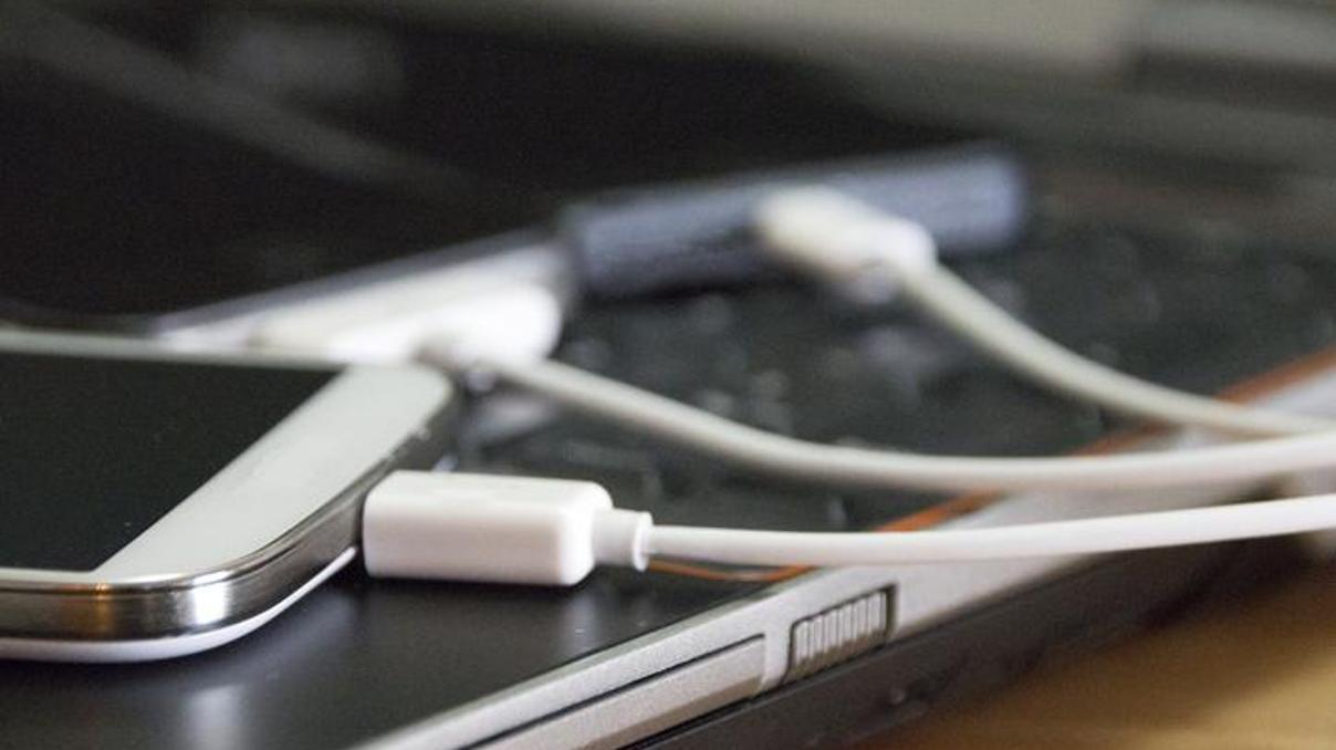 ABden onay: Akıllı telefonlara tek tip şarj girişi şartı ABden onay: Akıllı telefonlara tek tip şarj girişi şartı