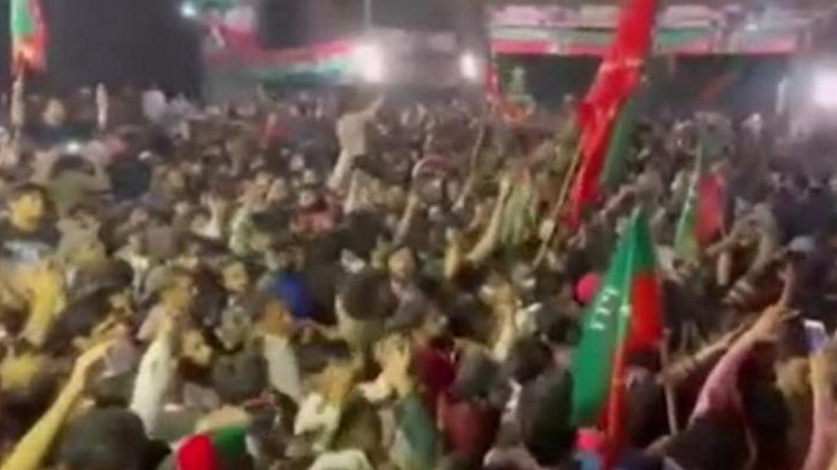 Pakistan’da Imran Khan gösterileri İslamabad’a doğru yürüyüşe başladılar Pakistan’da Imran Khan gösterileri İslamabad’a doğru yürüyüşe başladılar