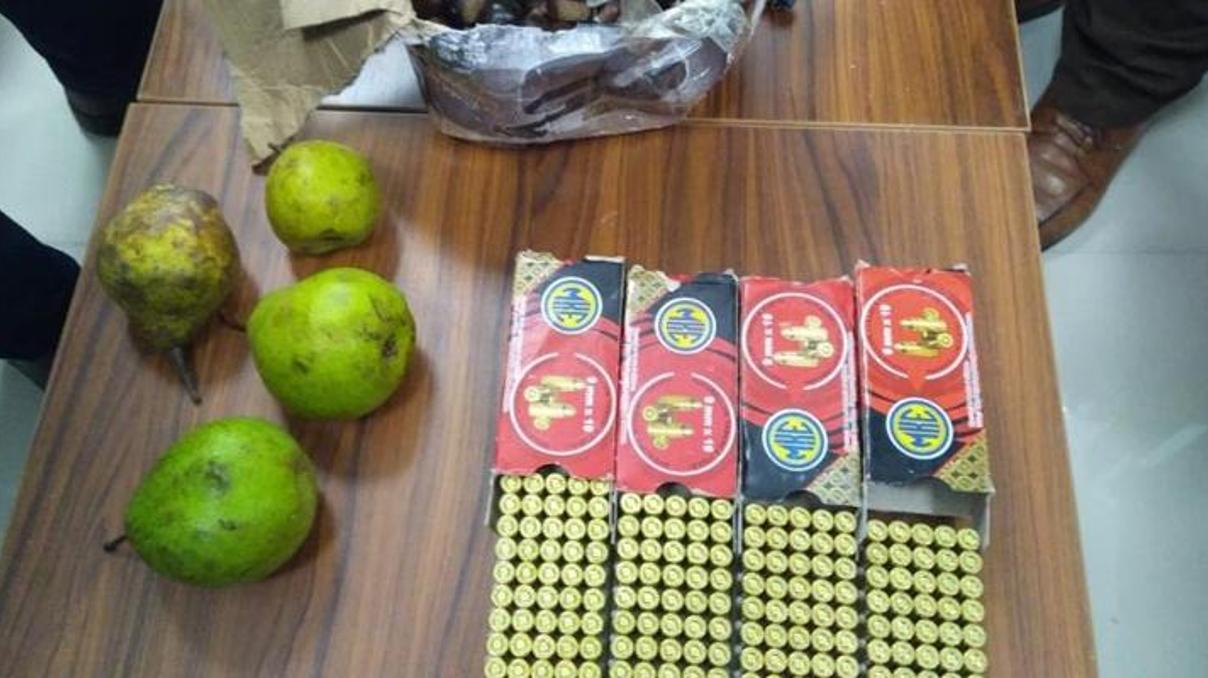 Kargo kutusundaki armut ve kestanelerin arasından 200 mermi çıktı