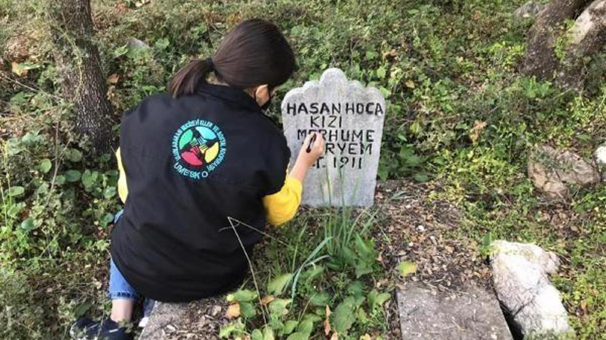 Yazısı kaybolan mezar taşlarını boyadılar Yazısı kaybolan mezar taşlarını boyadılar