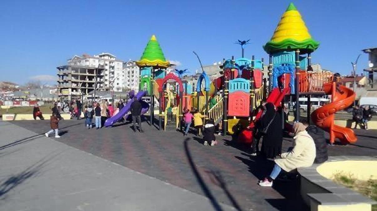 Vanlılar güneşli havada parklara akın etti