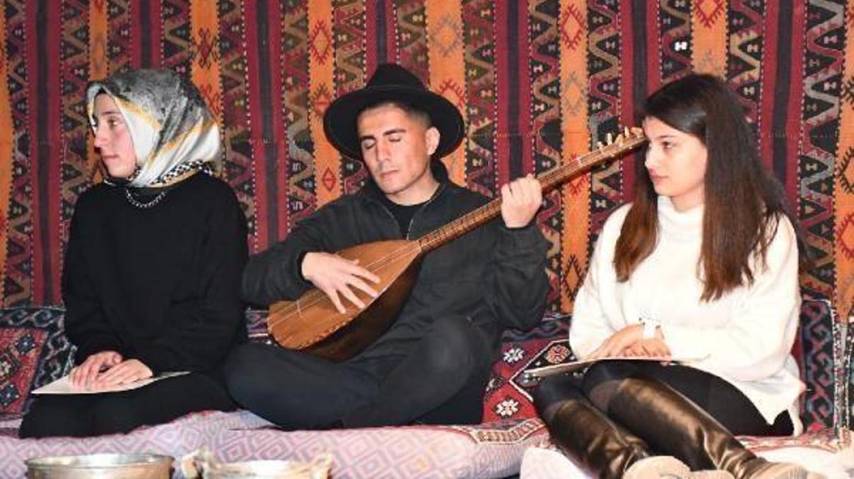 Üniversite öğrencileri Aşık Veyseli andı Üniversite öğrencileri Aşık Veyseli andı