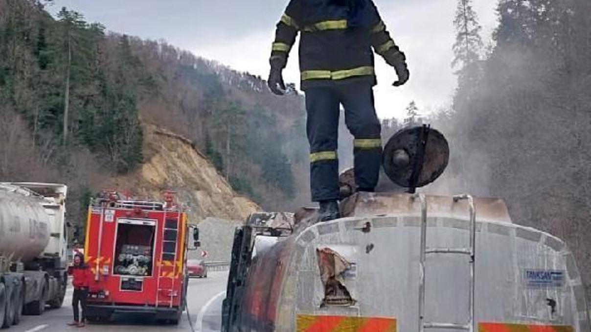 Mazot yüklü tanker yandı
