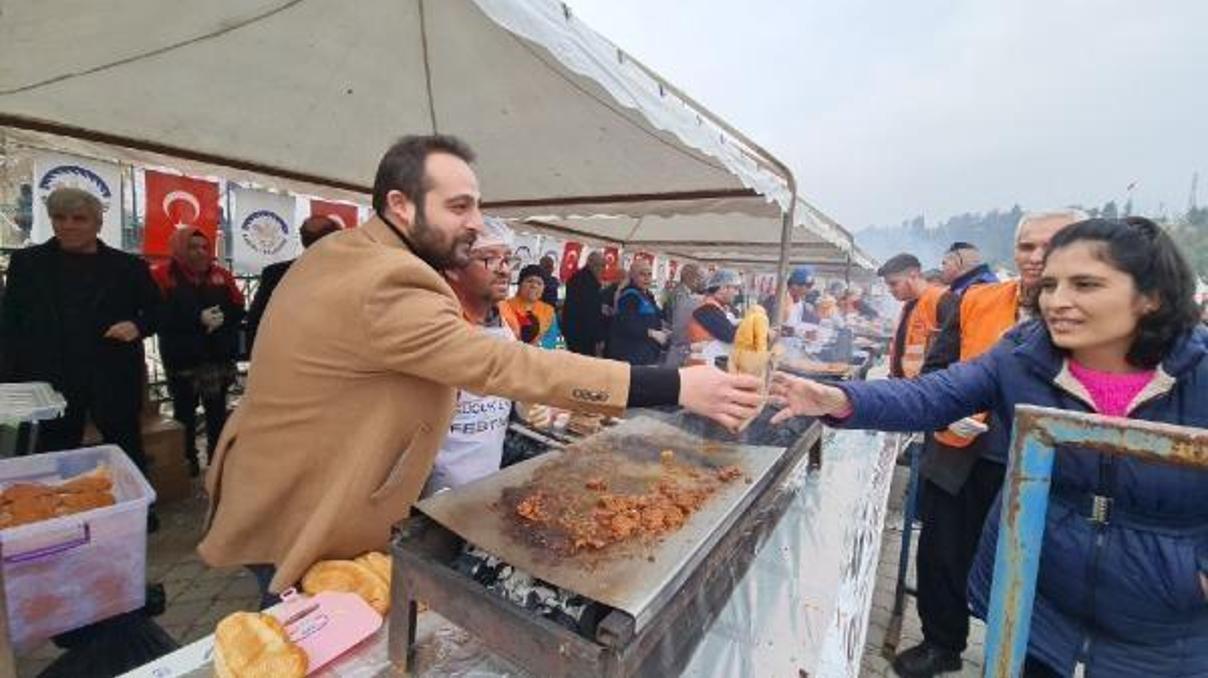 Kadirlide 15 bin kişiye sucuk ekmek dağıtıldı