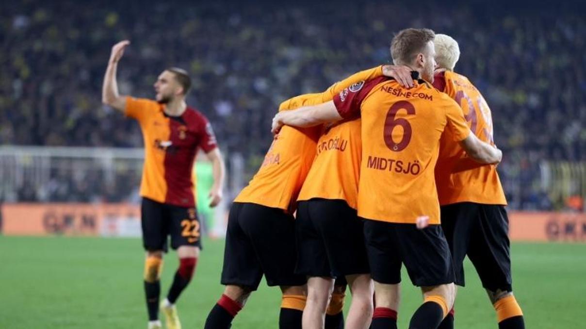 Galatasaraydan Fenerbahçeye puan farkı göndermesi